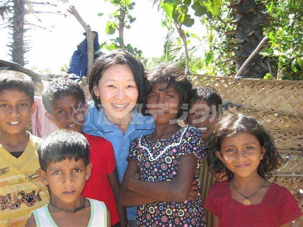ワールド・ビジョン・ジャパンの岡崎文香（あやか）さん（右から４人目）＝スリランカ・キリノッチ（本人提供）