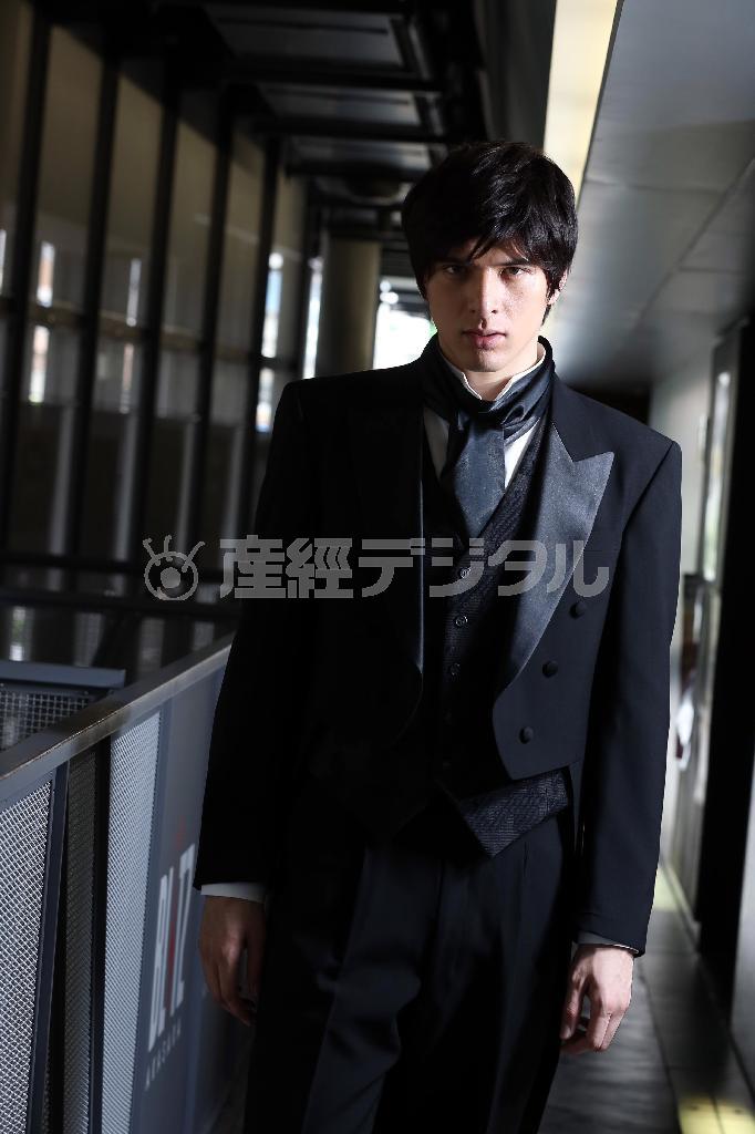 撮影でファントム（エリック）の気配を漂わせた城田優（しろた・ゆう）さん。「役柄の心になりきって歌うと、全く（自分と）違うようになる」と語った＝２０１４年６月１７日、東京都港区（山田俊介撮影）