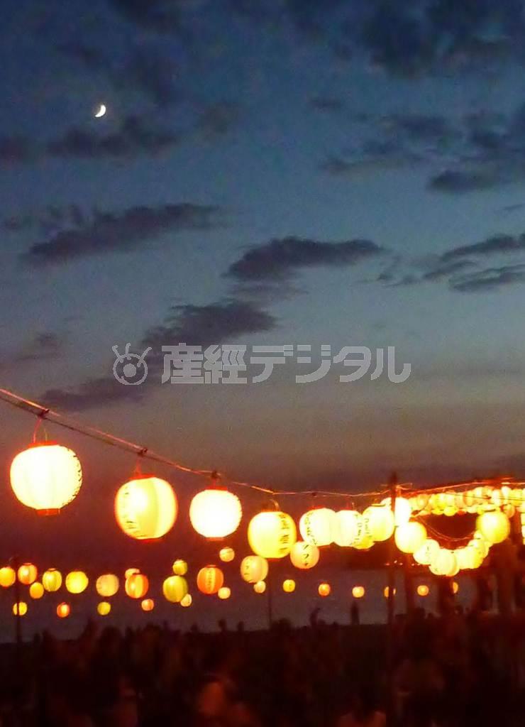 鎌倉の海水浴場の今年最後から二番目の夕暮れ＝２０１４年８月３０日、神奈川県鎌倉市