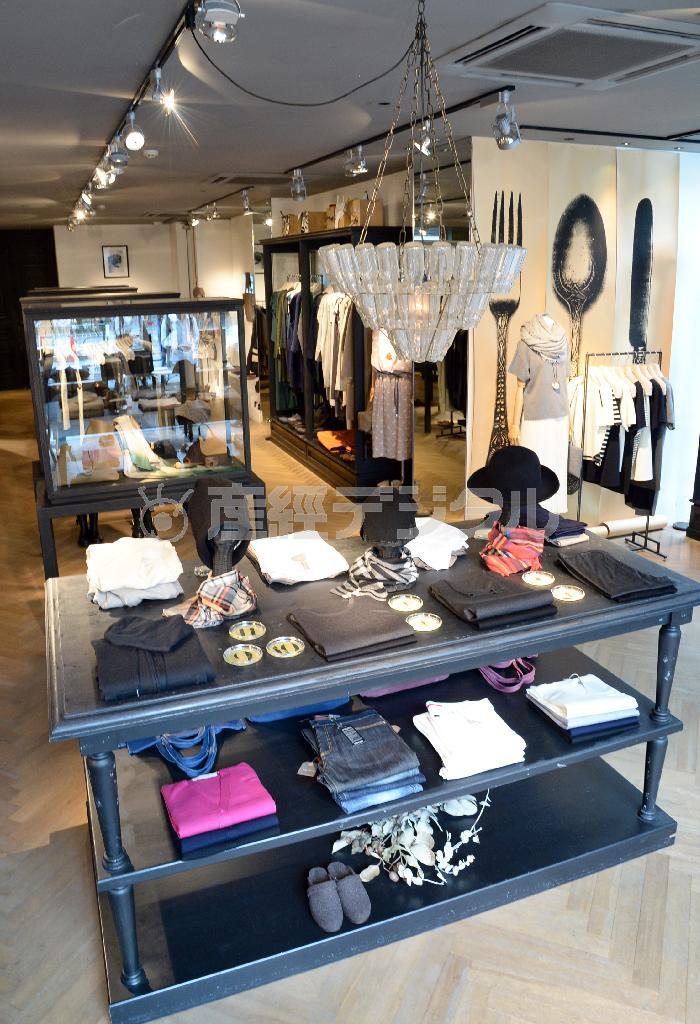 青山の旗艦店は牛乳瓶を使ったシャンデリア（右上）のもと、大人向けの衣料や小物が並ぶ＝２０１４年９月４日、東京都港区（寺河内美奈撮影）