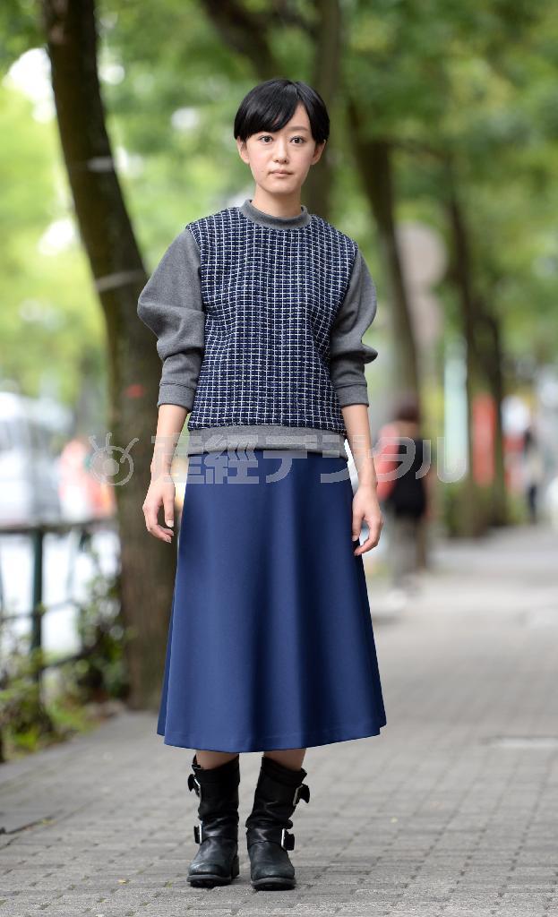 コットンツイードとジャージーを組み合わせたプルオーバー（２万６０００円）とボンディング素材のフレアスカート（１万９０００円）。ネイビーは今年のトレンドカラー。※価格はすべて税別です＝２０１４年９月４日、東京都港区（寺河内美奈撮影）