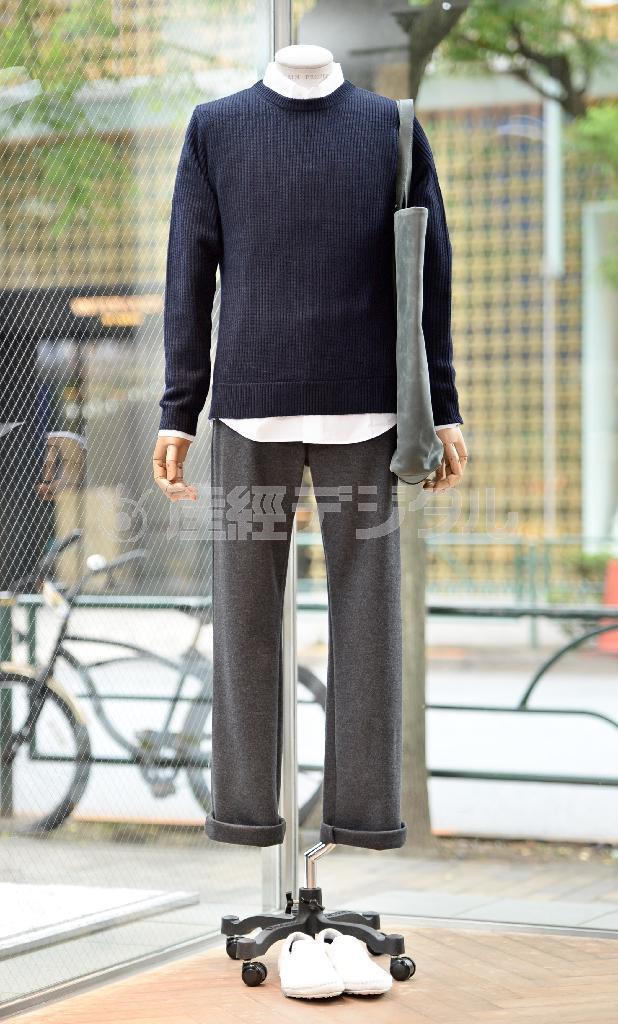 今秋初登場のメンズは、セーター（２万４０００円）に圧縮ウールのパンツ（３万２０００円）を合わせてカジュアルに。※価格はすべて税別です＝２０１４年９月４日、東京都港区（寺河内美奈撮影）