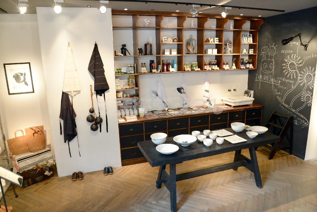 青山の旗艦店には「キッチンスペース」として調味料や有機食材、食器が並ぶ一画がある。※価格はすべて税別です＝２０１４年９月４日、東京都港区（寺河内美奈撮影）