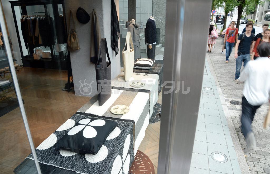 ウインドーにはスウェーデン製のラグにクッションを飾り、秋冬のテーマ「北欧」のムードを盛り上げる＝２０１４年９月４日、東京都港区（寺河内美奈撮影）