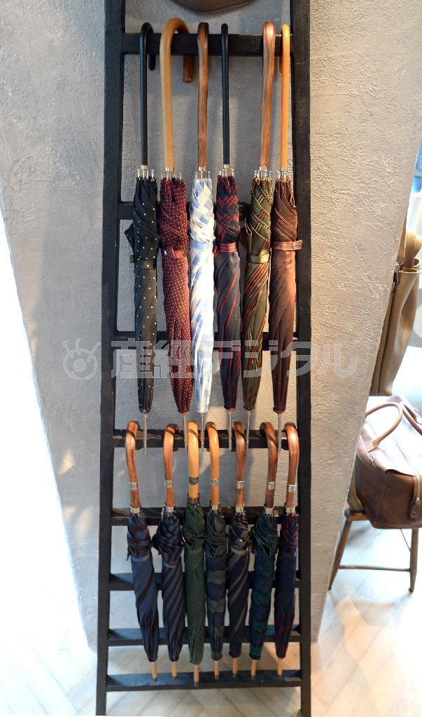 ミラノ発の老舗の傘ブランド「マリア・フランチェスコ」（２万３０００円～）は通好みのファン多数。※価格はすべて税別です＝２０１４年９月４日、東京都港区（寺河内美奈撮影）