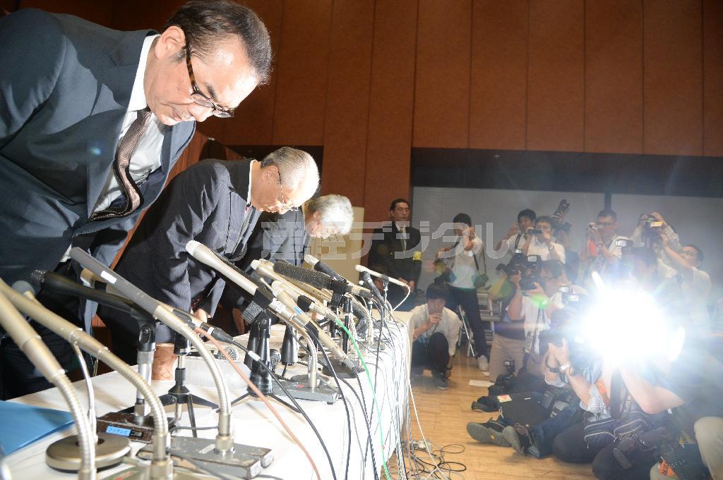 記者会見の冒頭に頭を下げ謝罪する朝日新聞の木村伊量（ただかず）社長（左から２人目）ら＝２０１４年９月１１日、東京都中央区（川口良介撮影）