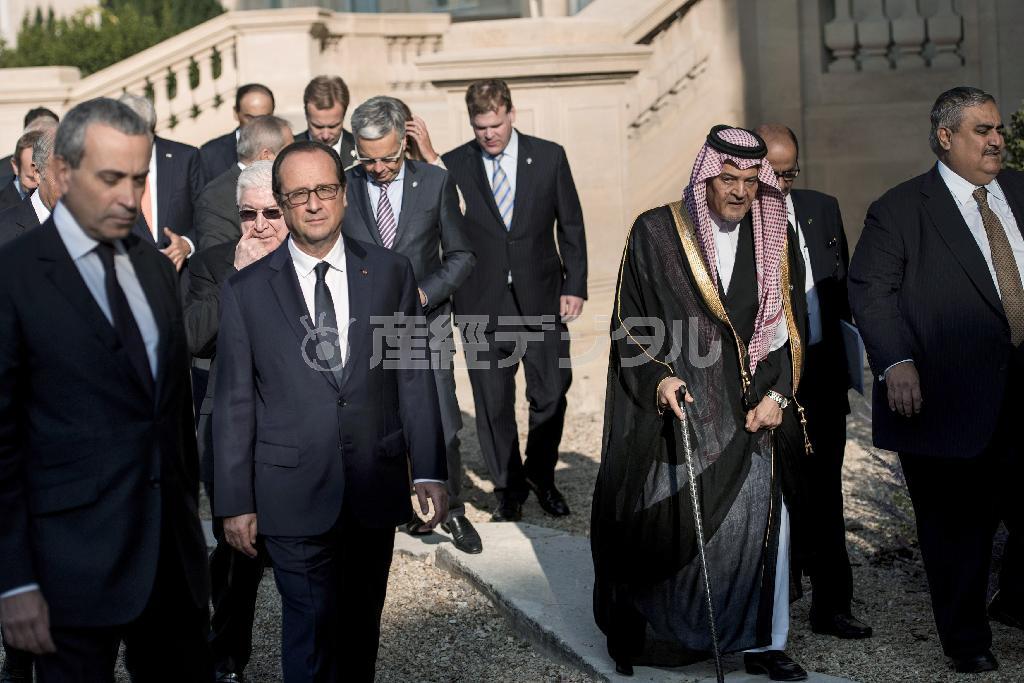 首都パリで行われた対イスラム国会議で、記念撮影を終えたフランソワ・オランド大統領（前列左から２人目）ら各国の参加者。イラク支援で一致したが、思惑のズレも露呈した＝２０１４年９月１５日、フランス（ロイター）