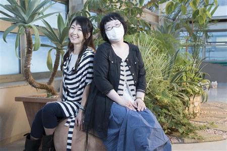 難病サバイバルをつづった『シャバはつらいよ』を発刊した大野更紗（さらさ）さん（右）と、一般社団法人「Ｇｅｔ＿ｉｎ＿ｔｏｕｃｈ」理事長の東ちづる＝２０１４年９月５日（山下元気さん撮影）