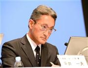 業績見通し修正についての記者会見で厳しい表情をみせるソニーの平井一夫社長＝東京都港区