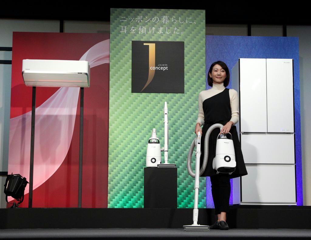 シニア層向けにパナソニックが開発したエアコン、掃除機、冷蔵庫の新製品＝１７日午後、東京都千代田区