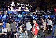 「東京ゲームショウ２０１４」開幕。「ＰｌａｙＳｔａｔｉｏｎ」のブースには朝早くから大勢の関係者が詰めかけた＝１８日午前、千葉市美浜区の幕張メッセ