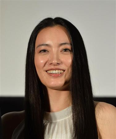 女優の仲間由紀恵さん結婚 お相手は演技派俳優の田中哲司さん 2 3ページ Sankeibiz サンケイビズ