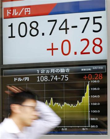 一時、１ドル＝１０８円台後半まで円安が進んだことを示すモニター＝１８日午後、東京都中央区