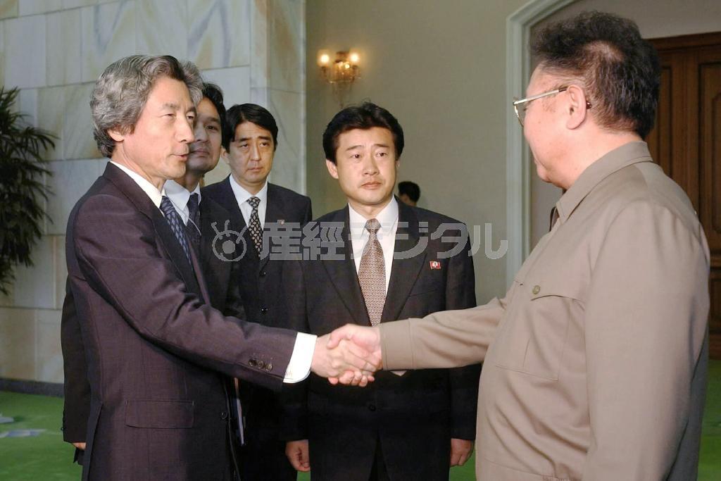 会談を前に北朝鮮の金正日総書記（右）と握手する小泉純一郎首相（当時）＝２００２年９月１７日、北朝鮮・首都平壌市の百花園迎賓館（代表撮影）