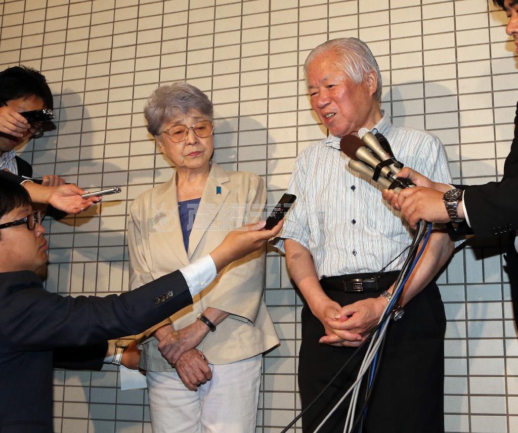 北朝鮮による拉致被害再調査の報告を受けて記者団の質問に答える横田滋さん、早紀江さん夫妻＝２０１４年５月２９日夜、神奈川県川崎市（蔵賢斗撮影）