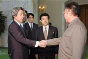 会談を前に北朝鮮の金正日総書記（右）と握手する小泉純一郎首相（当時）＝２００２年９月１７日、北朝鮮・首都平壌市の百花園迎賓館（代表撮影）