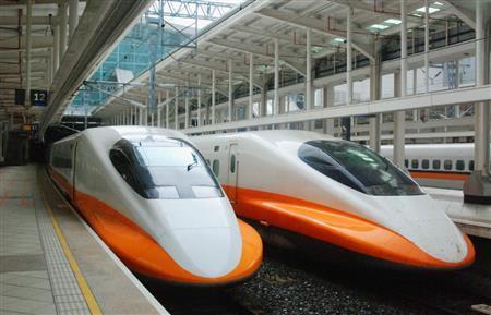 左営駅のホームに停車する台湾新幹線の７００Ｔ型車両＝２０１４年８月、台湾・高雄市（共同）