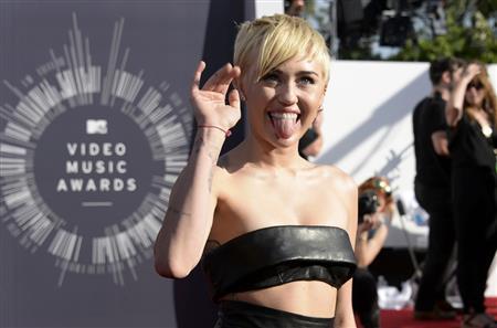 米歌手、女優のマイリー・サイラスさん＝２０１４年８月２５日、米カリフォルニア州イングルウッド（ロイター）