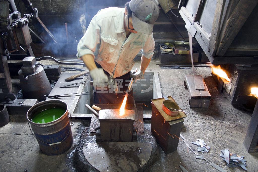 赤熱した鉄を鍛える８代目吉澤剛さん。津軽打刃物の文化と技術、そして想いを受け継ぐ職人だ＝２０１４年８月２８日（提供写真）