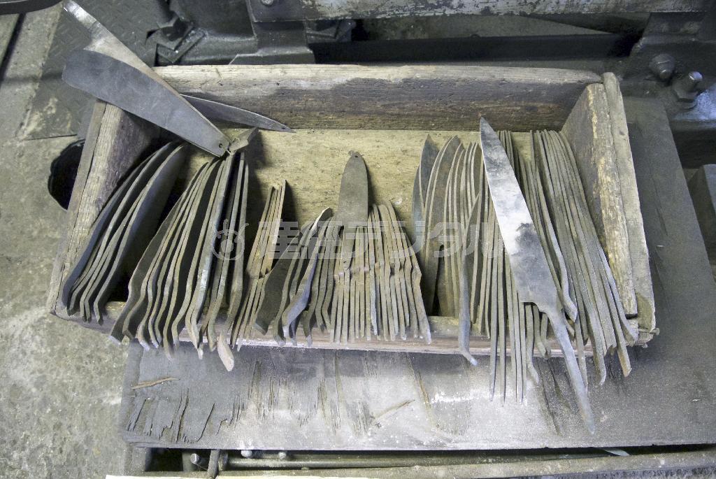 さまざまな包丁の型。型に合うように叩いて仕上げていく＝２０１４年８月２８日（提供写真）