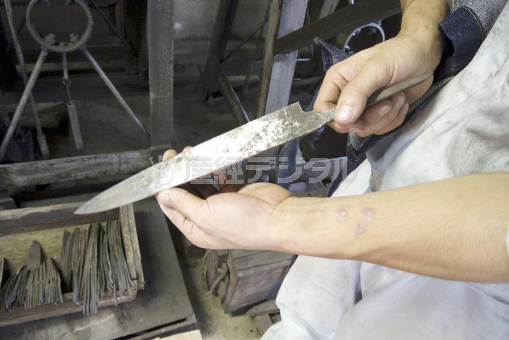 鍛えられ、研磨工程を待つ包丁。磨き、研ぎを経て完成する＝２０１４年８月２８日（提供写真）