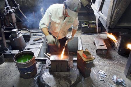 赤熱した鉄を鍛える８代目吉澤剛さん。津軽打刃物の文化と技術、そして想いを受け継ぐ職人だ＝２０１４年８月２８日（提供写真）