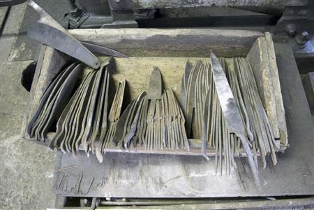 さまざまな包丁の型。型に合うように叩いて仕上げていく＝２０１４年８月２８日（提供写真）