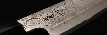 世界遺産・暗門滝をイメージした『暗紋』（二唐刃物鍛造所提供）