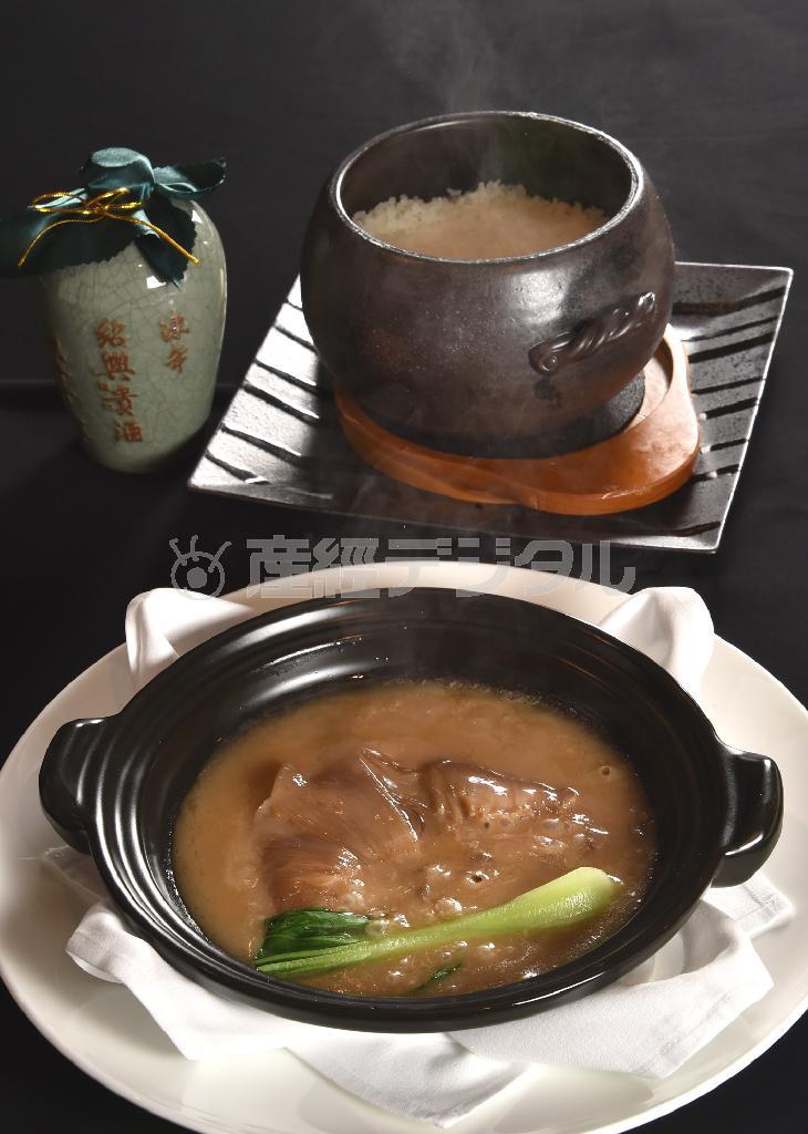 ゼラチン質たっぷりのフカヒレの姿煮（手前）。土鍋で炊いたご飯にかけてスープも残さず味わえる＝２０１４年９月２日、京都市下京区（竹川禎一郎撮影）