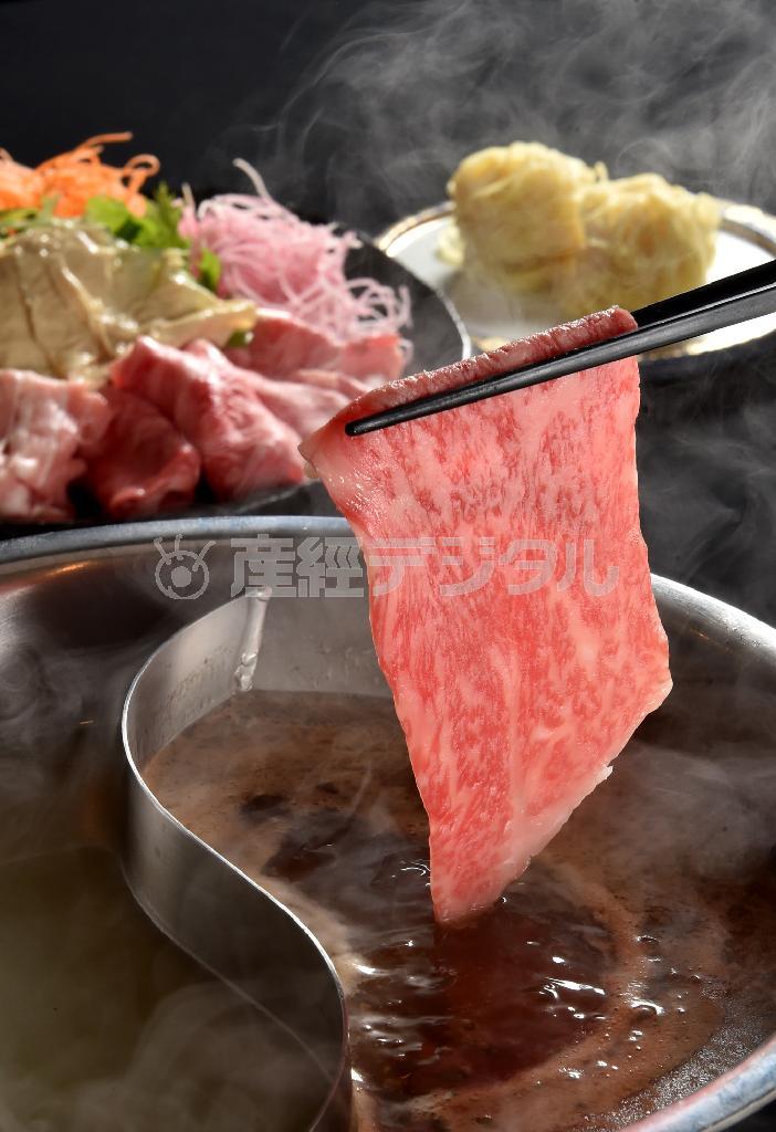 牛肉と豚肉が２種類の出汁で楽しめる中華しゃぶしゃぶ。冬場の人気メニューだ＝２０１４年９月２日、京都市下京区（竹川禎一郎撮影）
