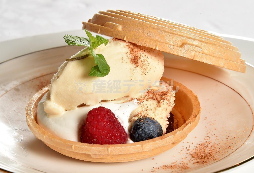 バナナのムースやラズベリーを組み合わせたモナカのデザート＝２０１４年９月２日、京都市下京区（竹川禎一郎撮影）