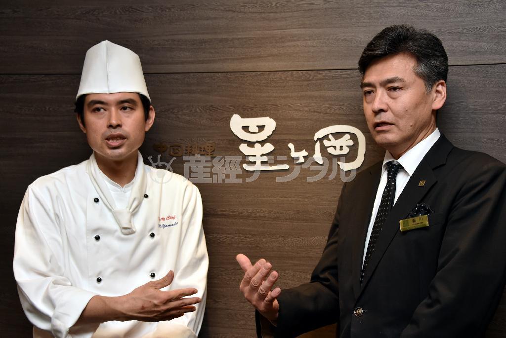 多彩なメニューづくりに意欲を燃やす山田雅シェフ（左）と森川洋一マネージャー＝２０１４年９月２日、京都市下京区（竹川禎一郎撮影）