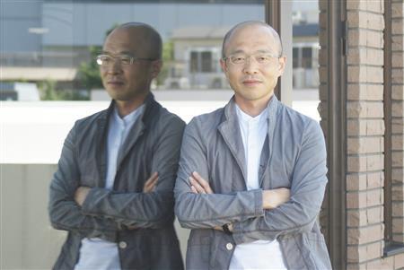 着想から十数年を経て本作を完成させた山田宗樹（むねき）さん。「テーマはもちろん『一気読み』です！」＝２０１４年８月５日（塩塚夢撮影）