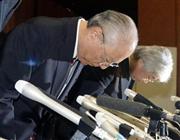 謝罪する朝日新聞社の木村伊量社長（左）、杉浦信之取締役編集担当＝１１日、東京都中央区