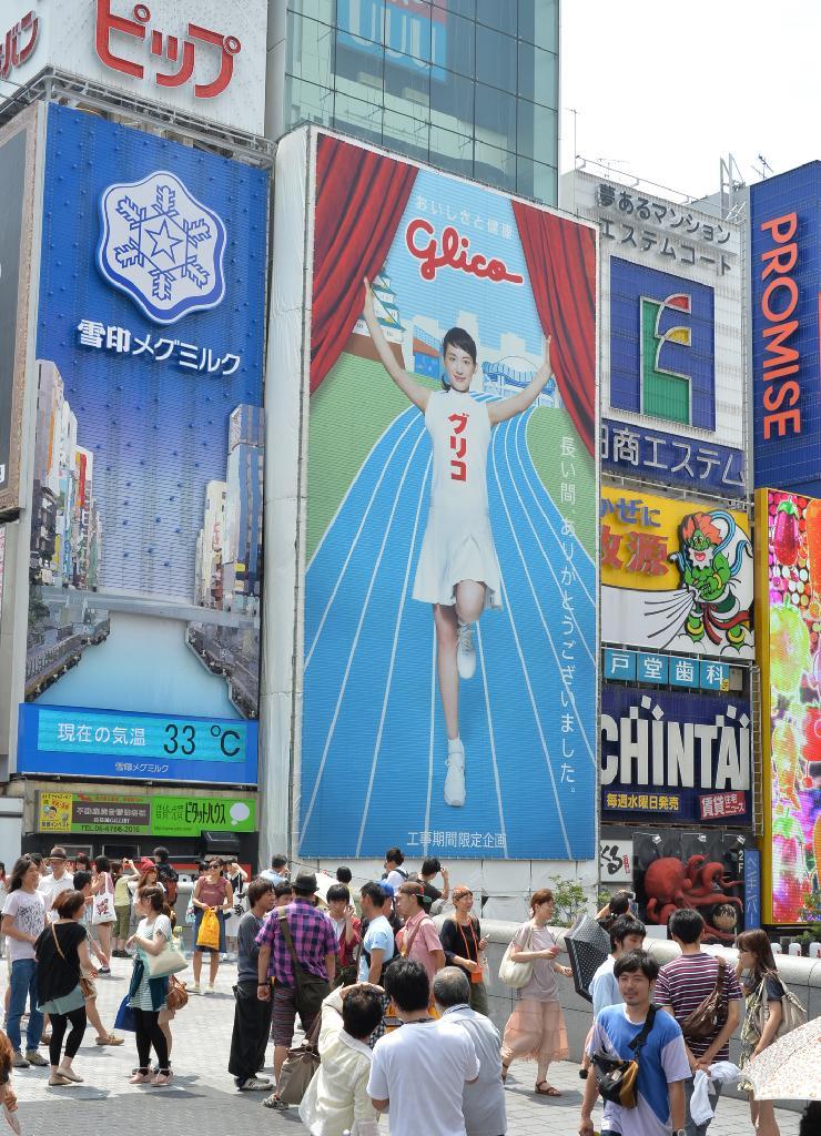 工事期間限定で登場した綾瀬はるかさんのゴールインマークがデザインされた特別工事幕。観光に訪れた人たちに楽しんでもらおうと企画されたという＝大阪市中央区（竹川禎一郎撮影）