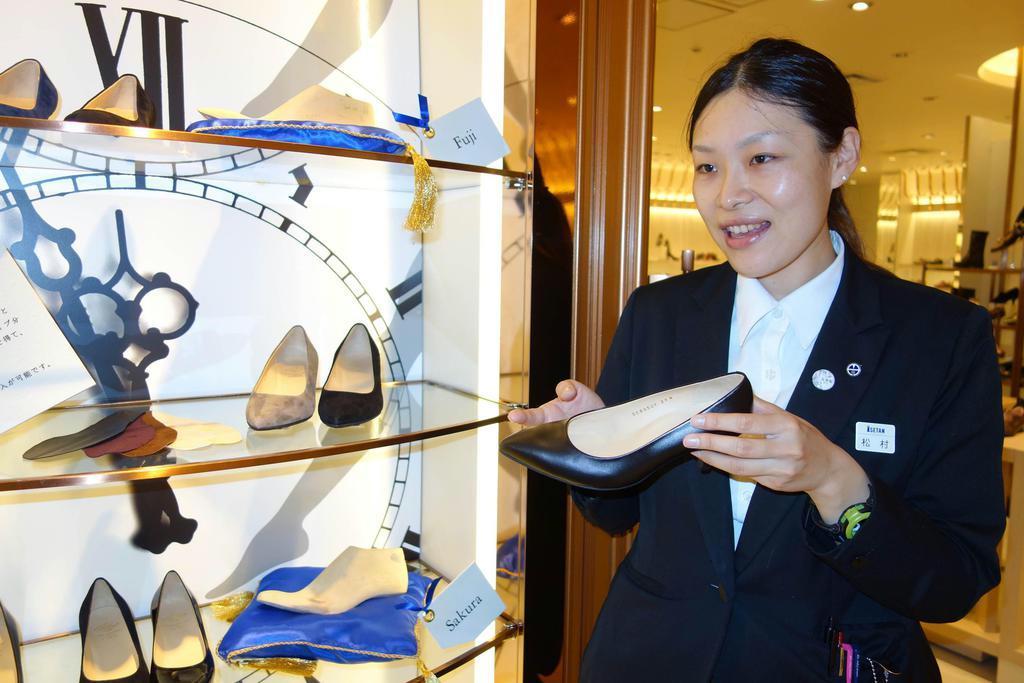 靴が片方ずつディスプレーされた売り場。左右の足のサイズ違いで悩む人は多いという＝東京・伊勢丹新宿本店