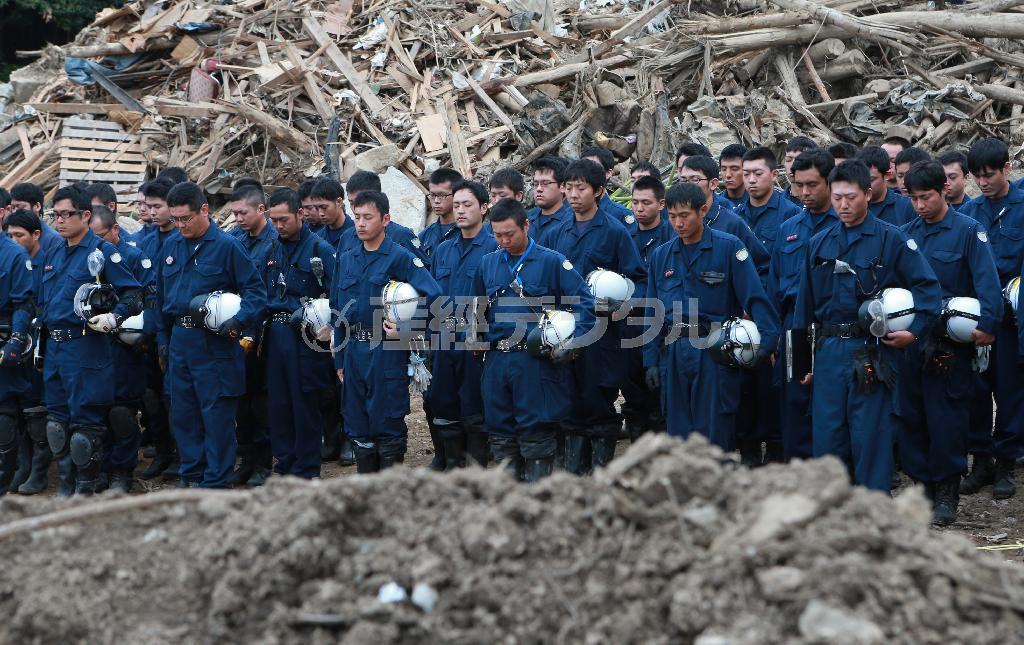 遺品などの捜索作業前に黙祷をする警察官ら＝２０１４年９月２０日、広島県広島市安佐南区八木（松永渉平撮影）