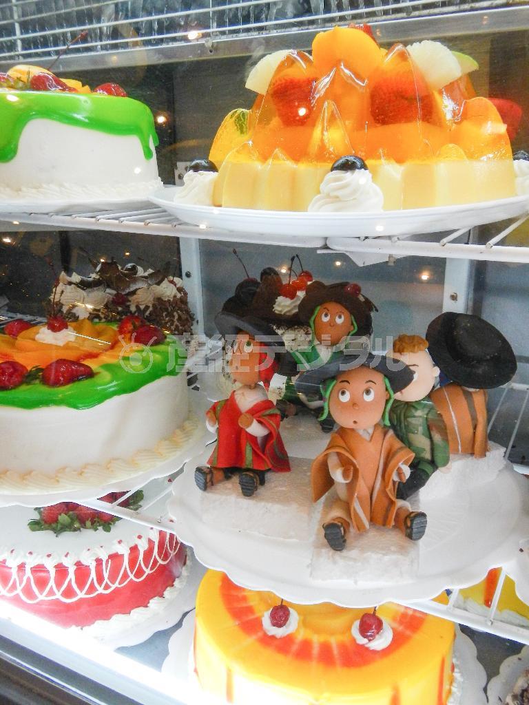 先住民のマスコットがそえられたケーキ＝ボリビア・ラパス（緑川真実さん撮影）