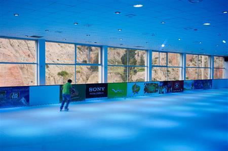 新しくオープンしたショッピンモール内のスケートリンク。ラパスの新名所として真っ先にホストファミリーが連れて行ってくれた。民族衣装を着た先住民系のお客はほとんどみかけない＝ボリビア・ラパス（緑川真実さん撮影）