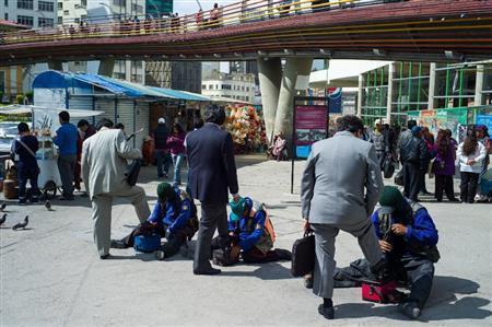 街中ではスーツを着ている人をほとんど見かけない＝ボリビア・ラパス（緑川真実さん撮影）