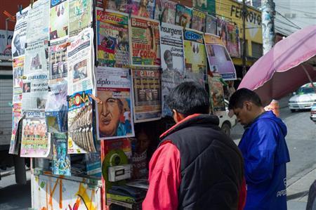 昨年亡くなったウゴ・チャベス・ベネズエラ元大統領の就任１４周年を祝う「ＬＥ＿ＭＯＮＤＥ＿ｄｉｐｌｏｍａｔｉｑｕｅ」の紙面。チャベスの写真や肖像画も街でよく見かけた＝ボリビア・ラパス（緑川真実さん撮影）