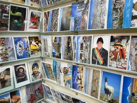 大統領の肖像写真（中央段の右から２番目）は、はがき、お役所の壁など至る所で見られる。自伝的映画のＤＶＤも販売されている＝ボリビア・ラパス（緑川真実さん撮影）