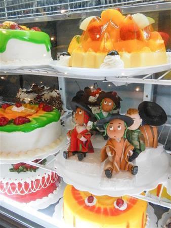 先住民のマスコットがそえられたケーキ＝ボリビア・ラパス（緑川真実さん撮影）