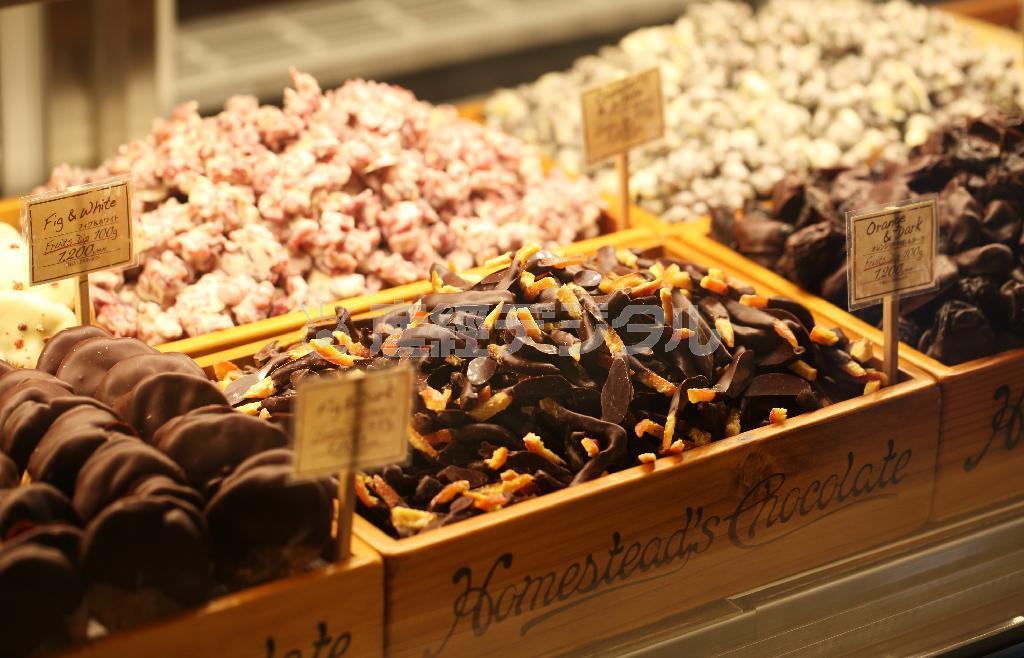 １階の店舗のショーケースには様々な高級チョコレートが所狭しと並ぶ＝２０１４年８月２９日、京都市東山区（恵守乾撮影）