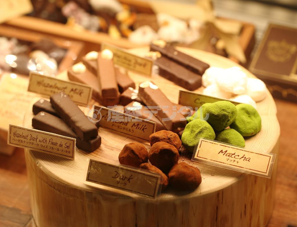 １階の店舗のショーケースにはさまざまな高級チョコレートが所狭しと並ぶ＝２０１４年８月２９日、京都市東山区（恵守乾撮影）