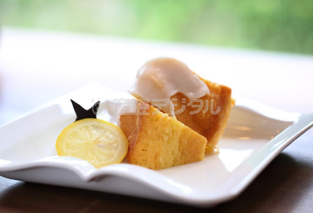 レモンをふんだんに使って焼き上げた「スパークル＿レモン（レモンケーキ）」（税込み８６４円）＝２０１４年８月２９日、京都市東山区（恵守乾撮影）