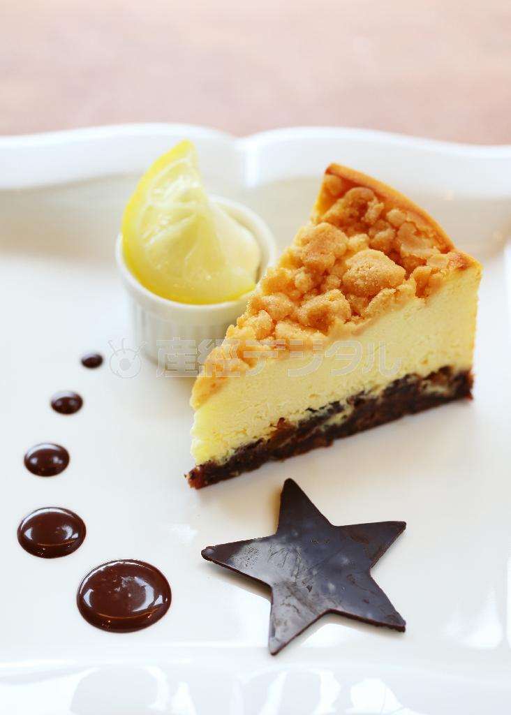 滑らかな食感のスフレチーズケーキに添えられた星形のチョコレートがかわいい「スフレチーズスター」（税込み９７２円）＝２０１４年８月２９日、京都市東山区（恵守乾撮影）