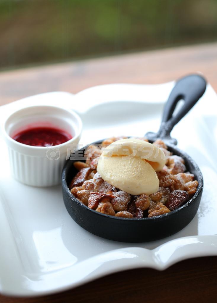 マリベル発祥のニューヨークの別名“ビッグアップル”にちなんだ「ザ＿ビッグアップル＿ガーデン」（税込み８６４円）。シナモンで風味付けしたアップルをぜいたくに使った＝２０１４年８月２９日、京都市東山区（恵守乾撮影）