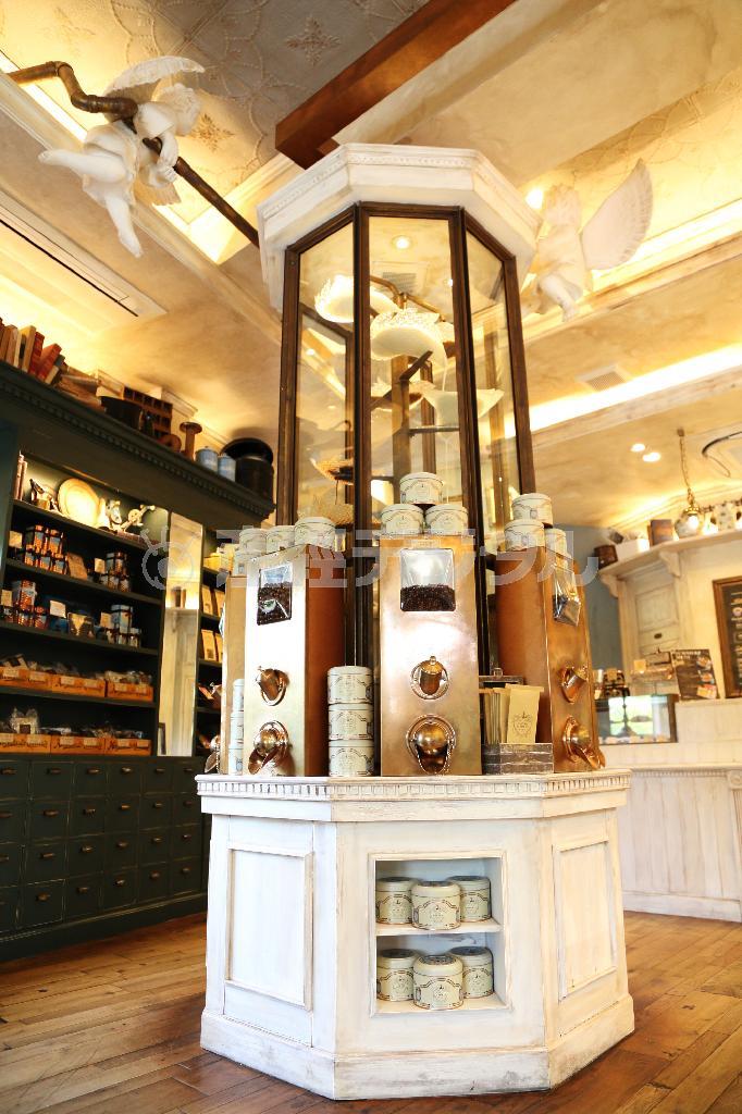 店内の中央にあるチョコレートファウンテンの上で、ガブリエル、ラファエル、ミカエルという３人の天使がチョコづくりに精を出しているというコンセプトはまさにテーマパーク…＝２０１４年８月２９日、京都市東山区（恵守乾撮影）