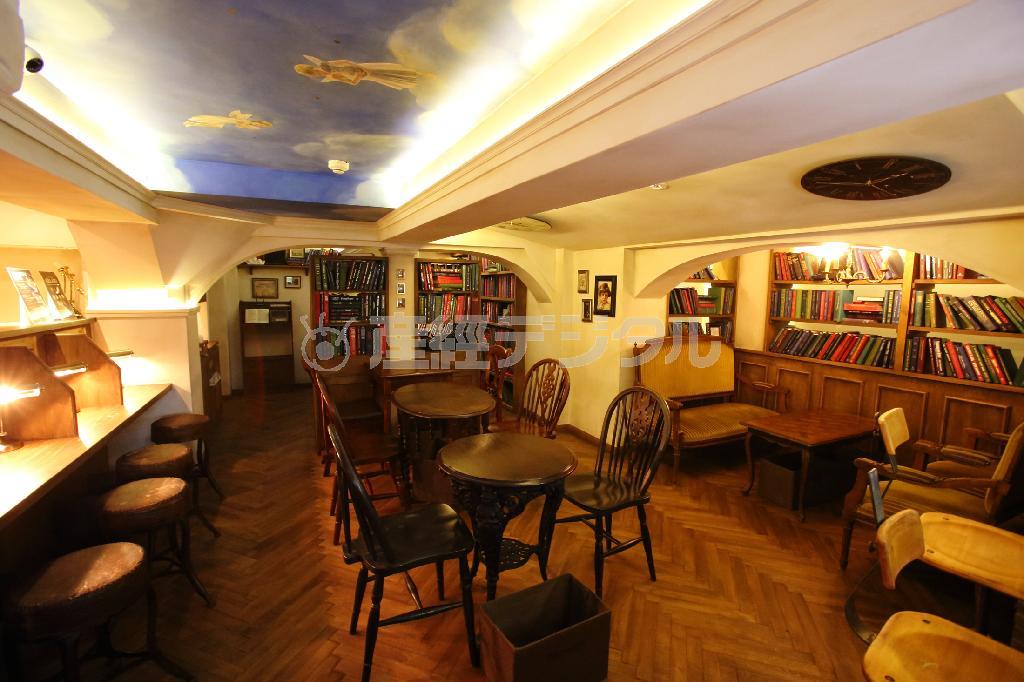 新しくできたカフェは、米映画「ハリー・ポッター」の世界を連想させる。天井には店舗のシンボルでもある天使も…＝２０１４年８月２９日、京都市東山区（恵守乾撮影）